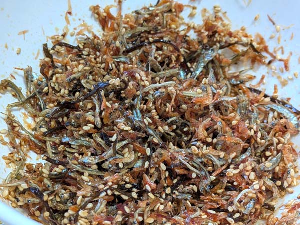 調味たれと具材を混ぜ合わせたひとまぜ御膳