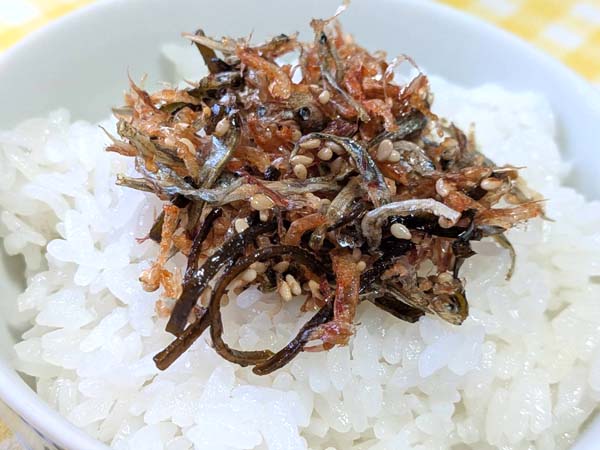 白いご飯にのせたひとまぜ御膳（あご風味）