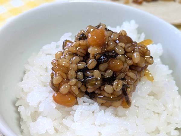 ご飯にのせた島原納豆みそ