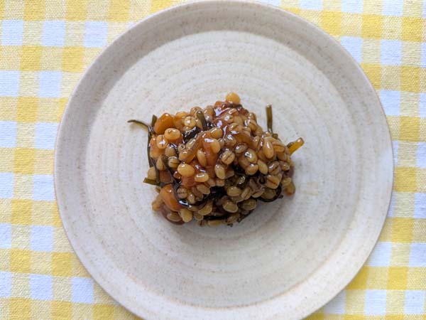 皿に盛ったゆず風味 島原納豆みそ