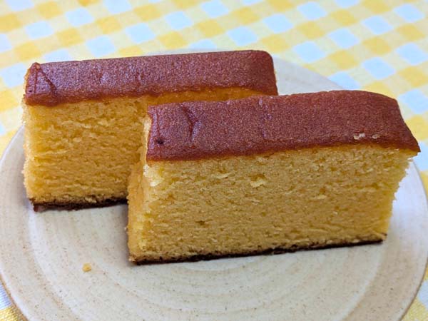 切り分けた御菓子司みやざきのカステラ